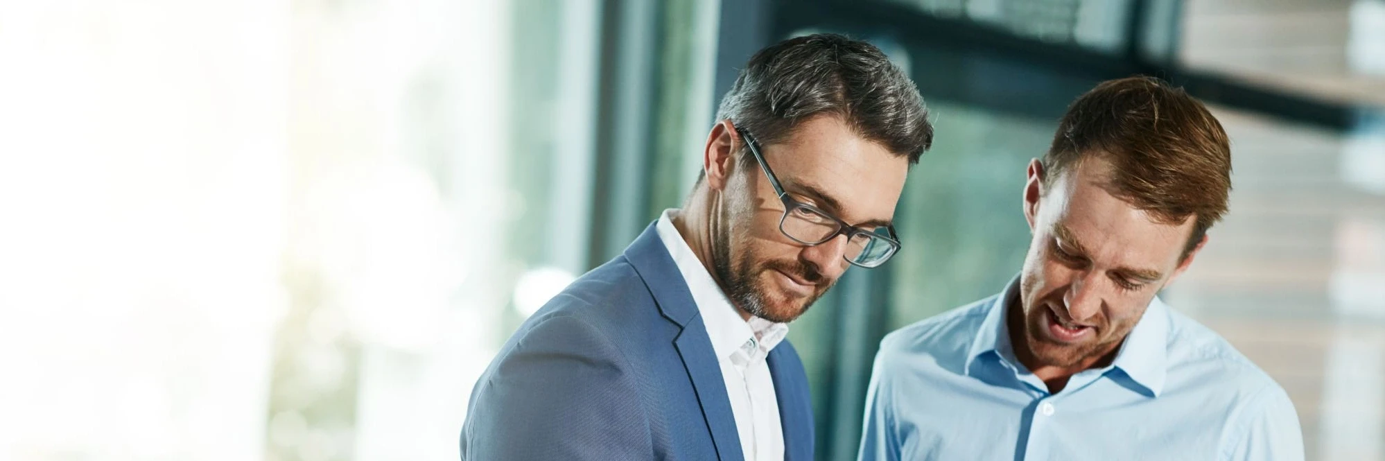 Dürr Consulting advises a factory planner, two men look at a document